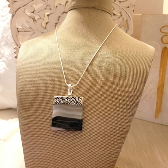 UNIQUE STERLING SILVER BANDED ONYX PENDANT AND CHAIN - Picture 2 of 3